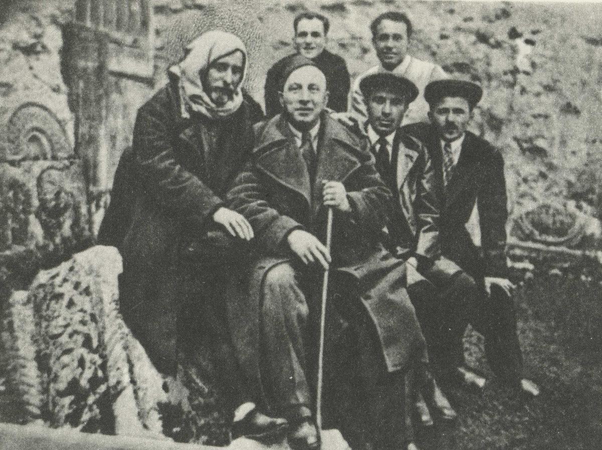 Бенедикт Лившиц с грузинскими писателями у развалин храма Баграти близ Кутаиси. 1936 год. Фото: архив