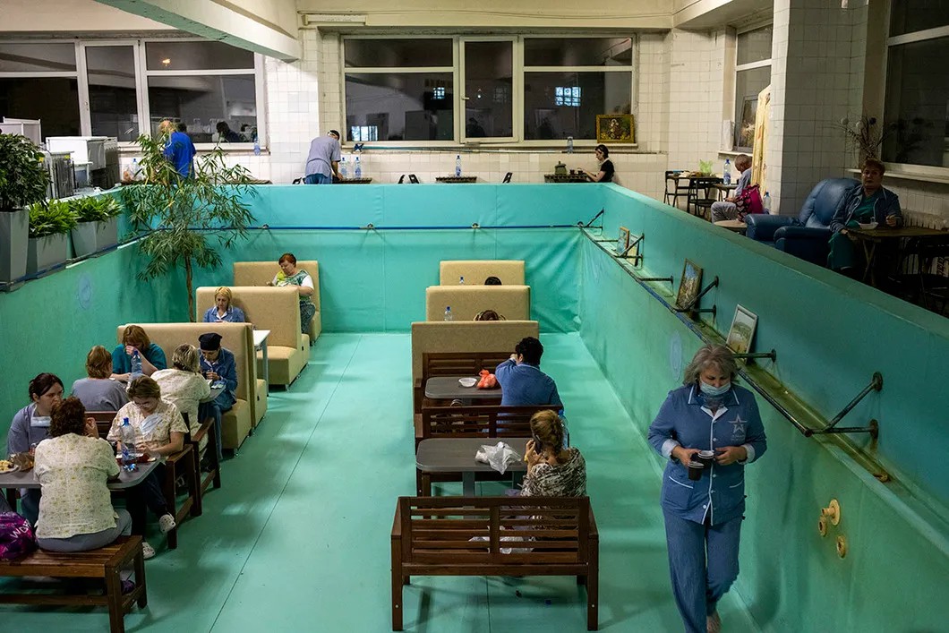Бывший бассейн больницы. Здесь медики красной зоны могут поесть и отдохнуть. Фото: Юрий Козырев / «Новая газета»