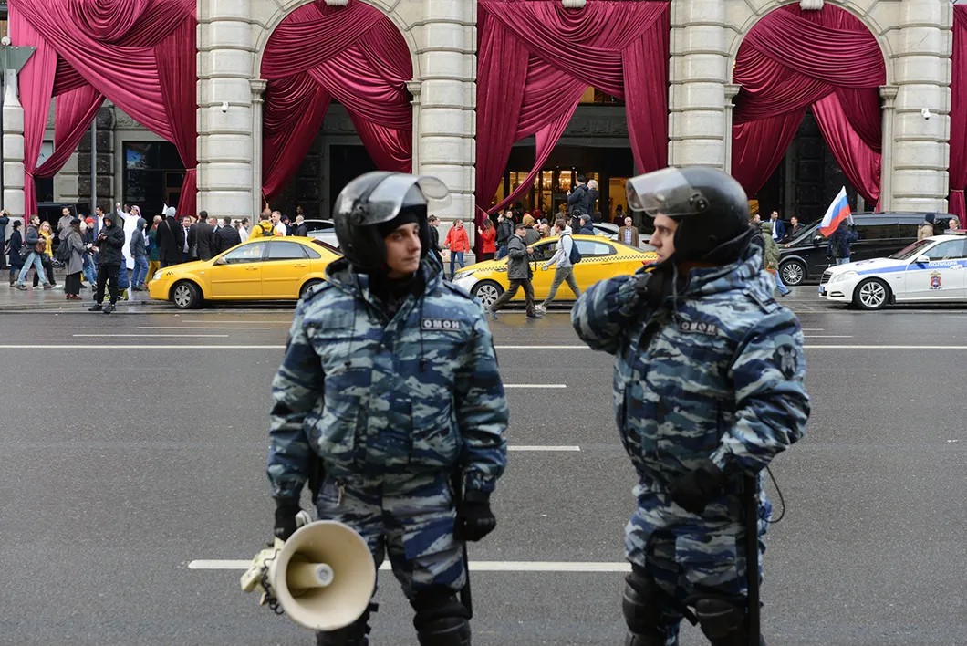 Полиция и ОМОН не позволяли «гулявшим» проходить к Манежной площади и Госдуме. Фото: Виталий Кавтарадзе, специально для «Новой»