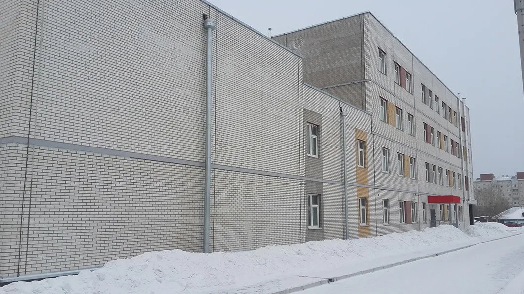 Внешне самая новая школа в Канске (21-я) и СИЗО не сильно отличаются. Фото: Алексей Тарасов / «Новая газета»