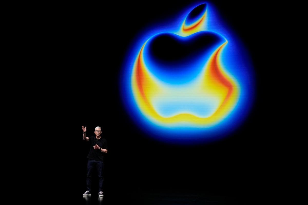 Генеральный директор Apple Тим Кук на ежегодной осенней презентации новинок компании в театре Стива Джобса на территории Apple Park. Фото: AP / TASS
