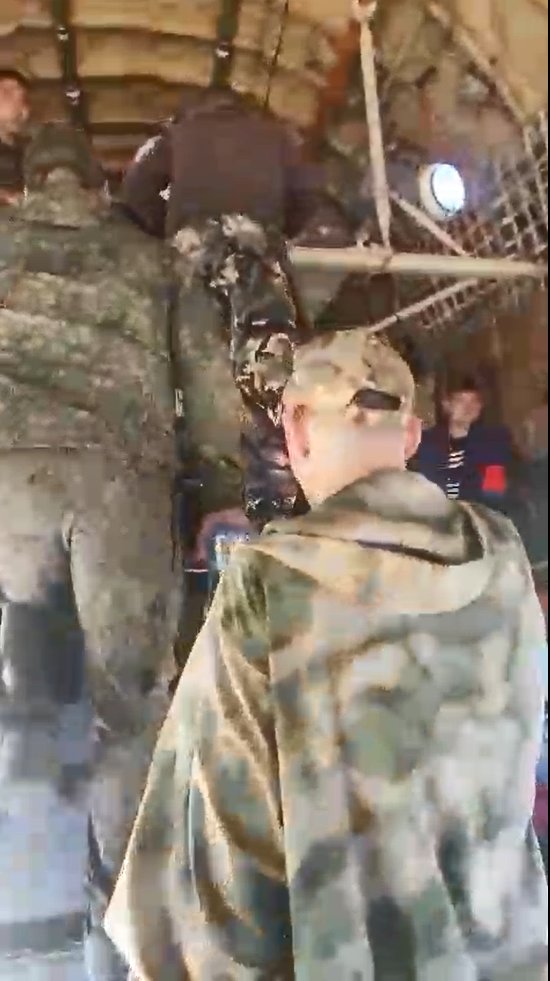 Сочники, в том числе Андрей, поднимаются на борт военного транспортника, улетающего в Ростов. Скриншот видео Андрея