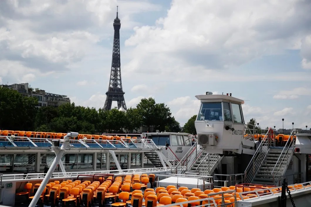 Прогулочное туристическое судно, припаркованное возле Эйфелевой башни. Париж, 11 июня 2020 года. Фото: Reuters