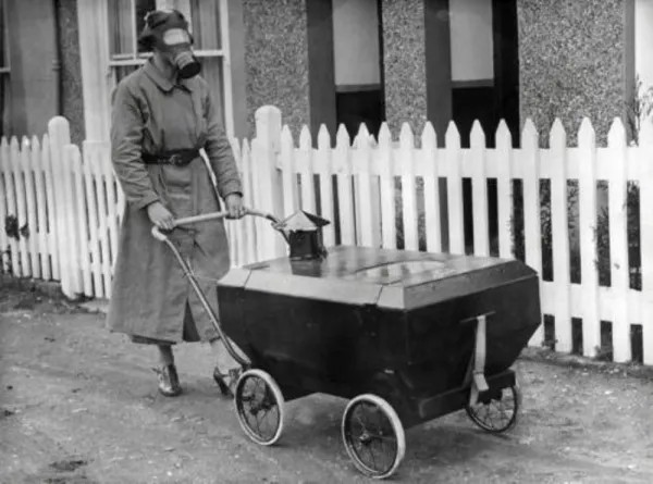 Широко известный снимок матери с коляской на случай газовой атаки Великобритании 1938 года