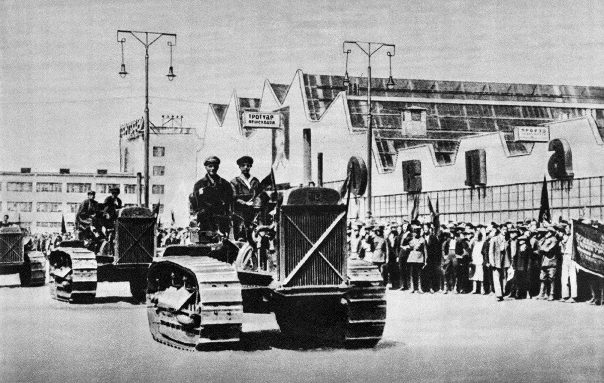 Первые тракторы, собранные на Челябинском тракторном заводе (ЧТЗ), 15 мая 1933 г. Фото: репродукция ТАСС