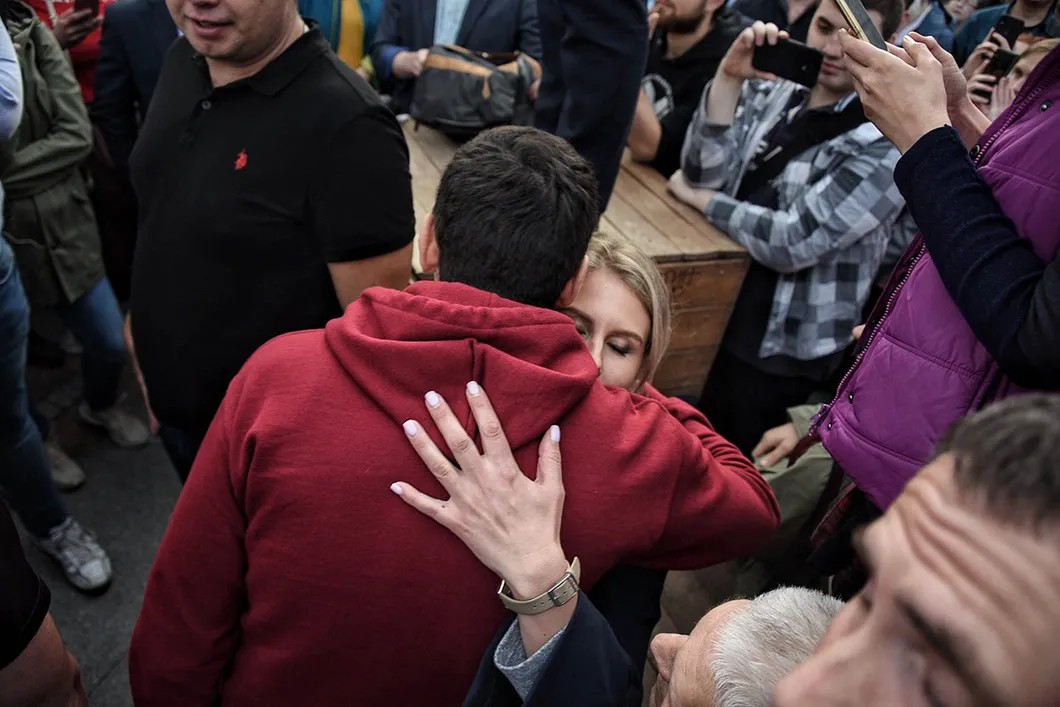 Четвертый день протеста. Илья Яшин обнимает Любовь Соболь, которая все еще держит голодовку. Фото: Виктория Одиссонова / «Новая»
