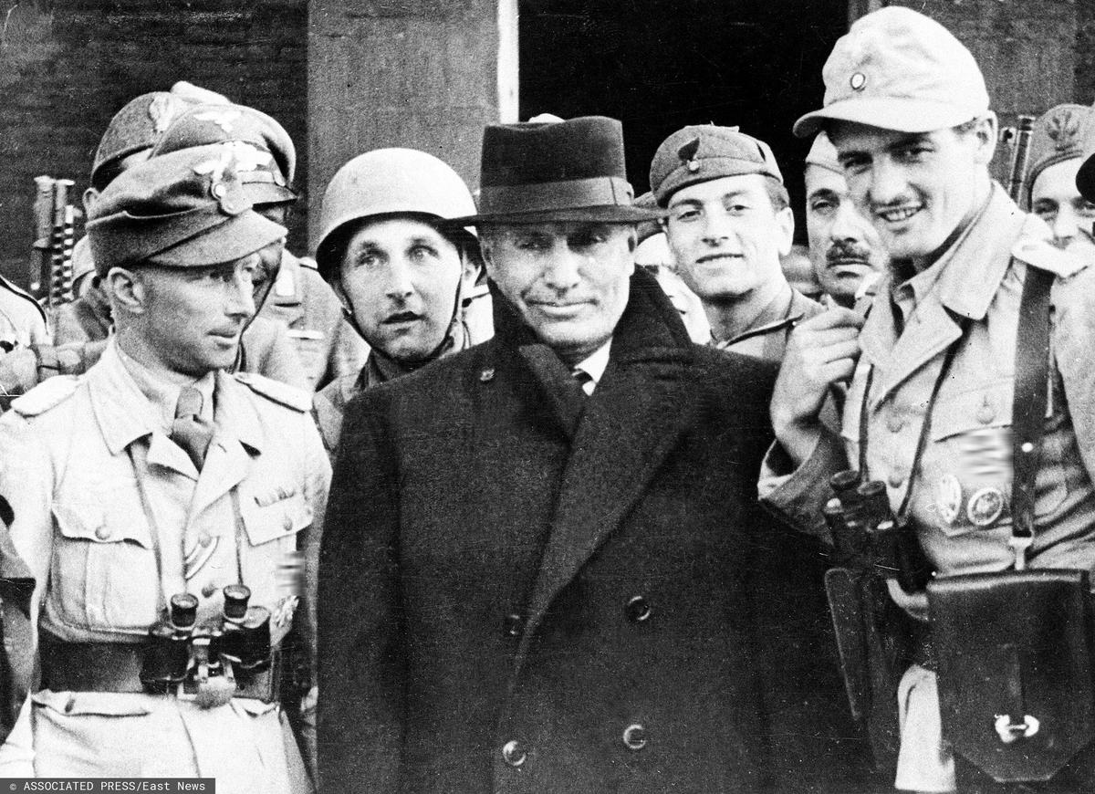 Бенито Муссолини перед отелем в районе горы Гран-Сассо в Италии во время Второй мировой войны. Фото: ASSOCIATED PRESS / East News