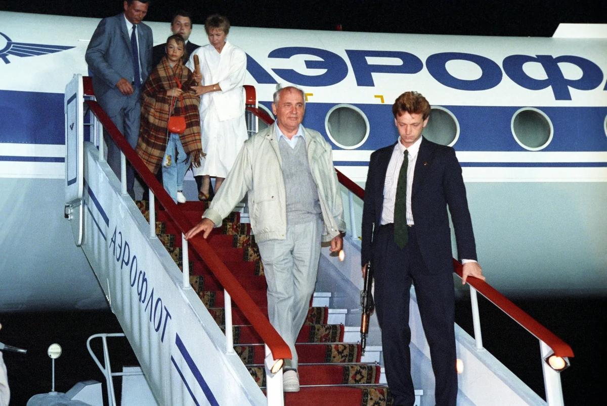 Горбачевы вернулись из Фороса, где были задержаны во время попытки государственного переворота. Фото: Юрий Лизунов / ТАСС