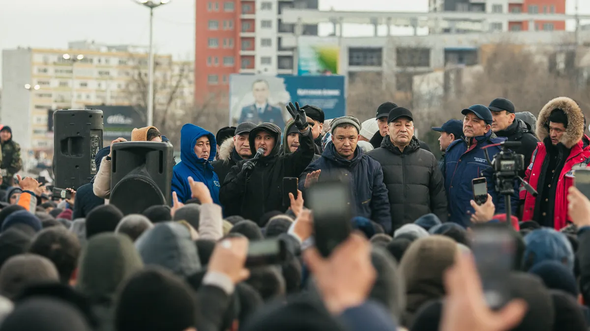 В Казахстане массовые протесты из-за повышения цены на газ охватили всю  страну. Главное В стране отключают интернет, блокируют независимые СМИ и  мессенджеры. Силовики применили светошумовые гранаты и слезоточивый газ