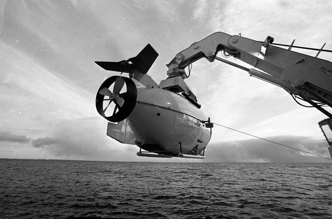Глубоководный обитаемый аппарат «Мир» на испытаниях в Атлантическом океане. Фото автора
