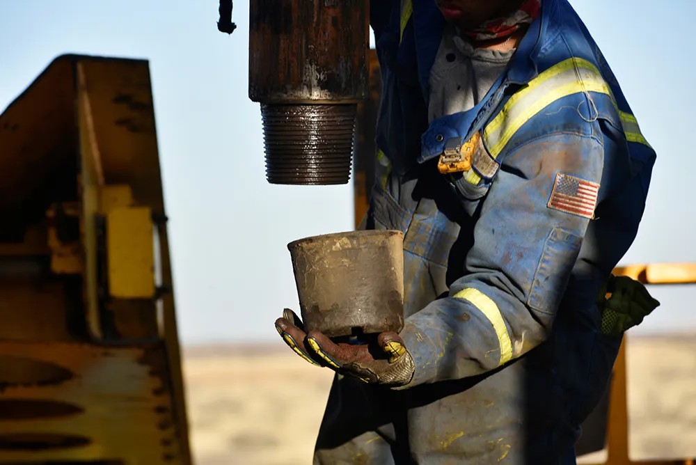 Рабочий на предприятии по добыче сланцевой нефти в США. Фото: EPA-EFE
