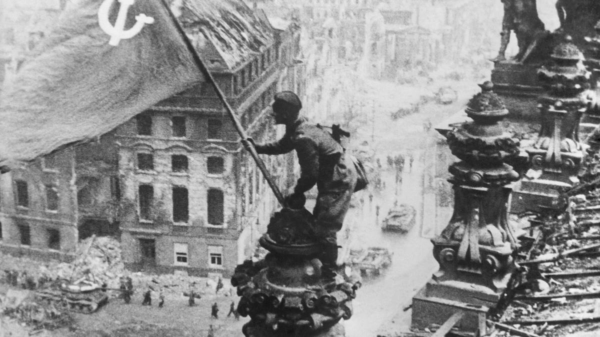 Установление флага Победы над Рейхстагом
