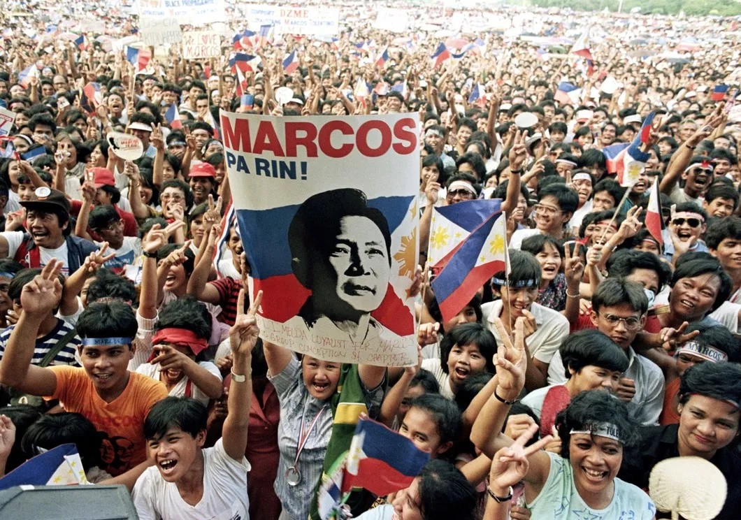 Сторонники свергнутого филиппинского президента Маркоса требуют его возвращения из изгнания в США. Фото: Associated Press