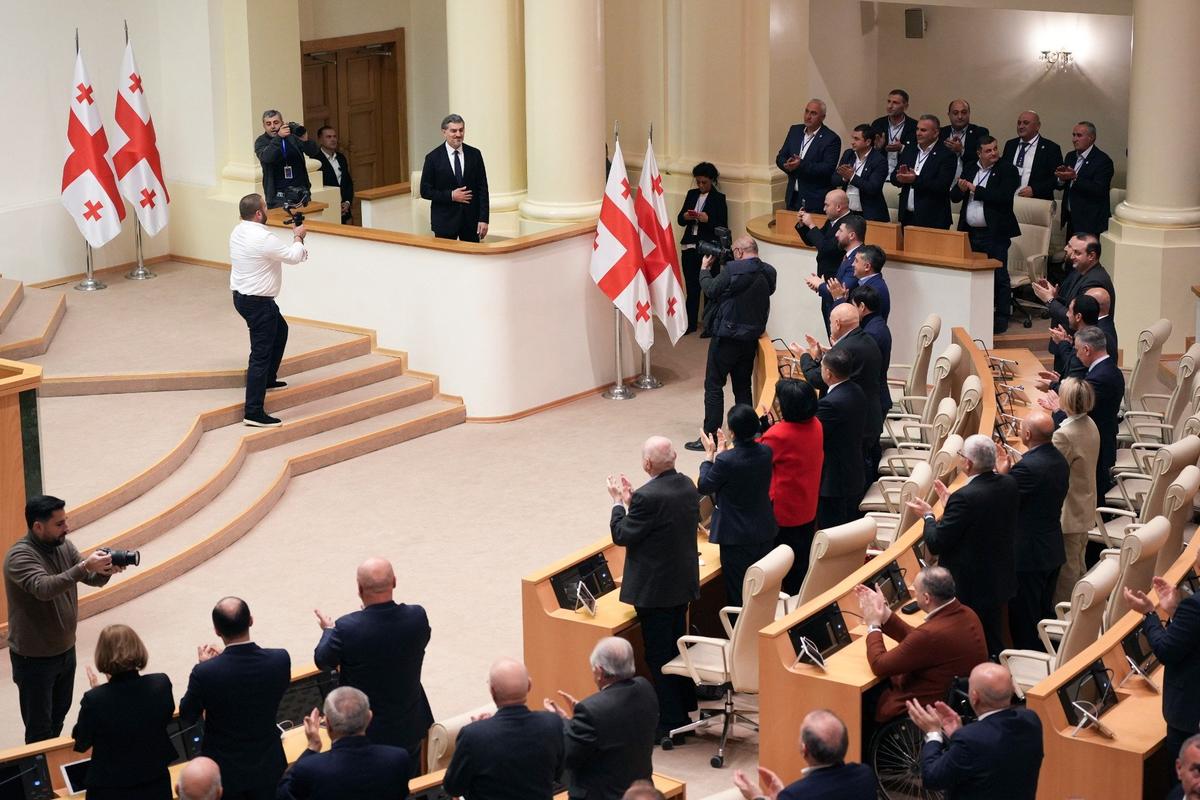 Михаил Кавелашвили и члены коллегии выборщиков в парламенте Грузии. Фото: AP / TASS