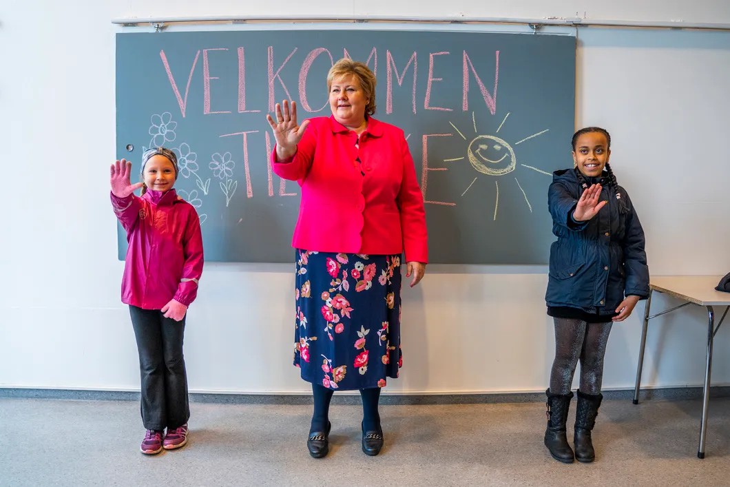 Премьер Норвегии Сульберг открывает начальные классы школ. Фото: EPA
