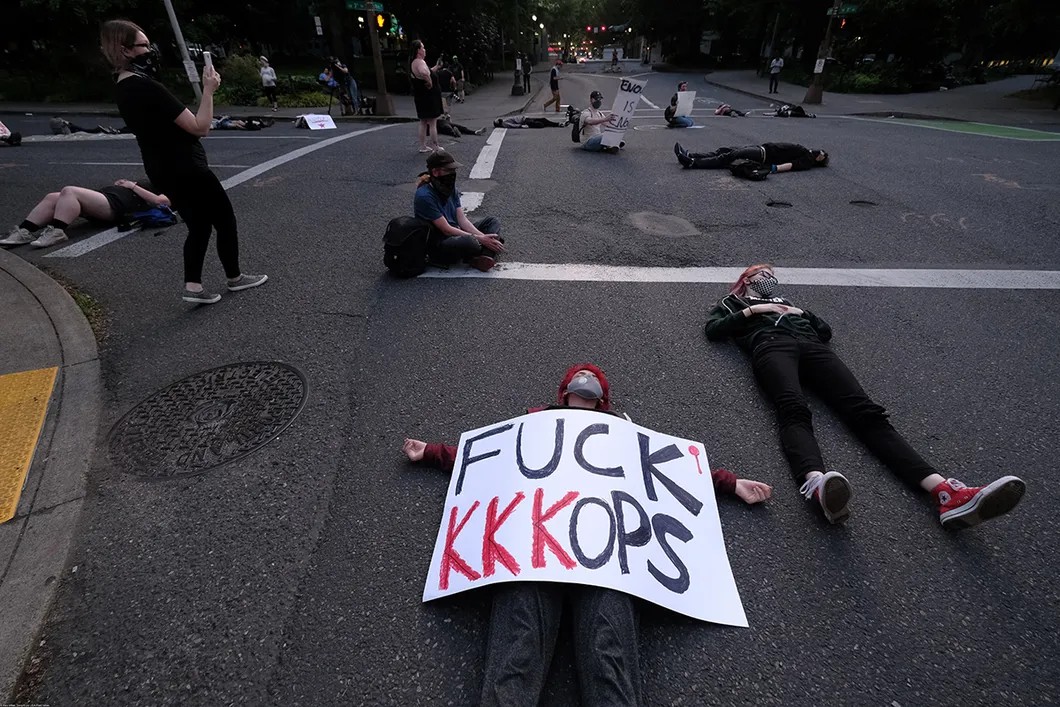 Протестующие блокируют улицы возле Центра правосудия в Портленде, США. 28 мая 2020 года. Фото: Sipa USA/East News
