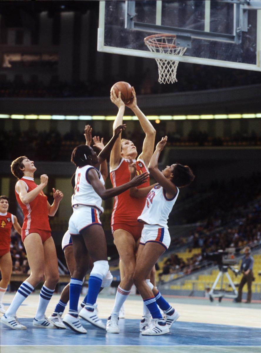 Баскетбольный матч между женскими сборными СССР и Кубы. Атакует Ульяна Семенова (СССР). Фото: ITAR-TASS