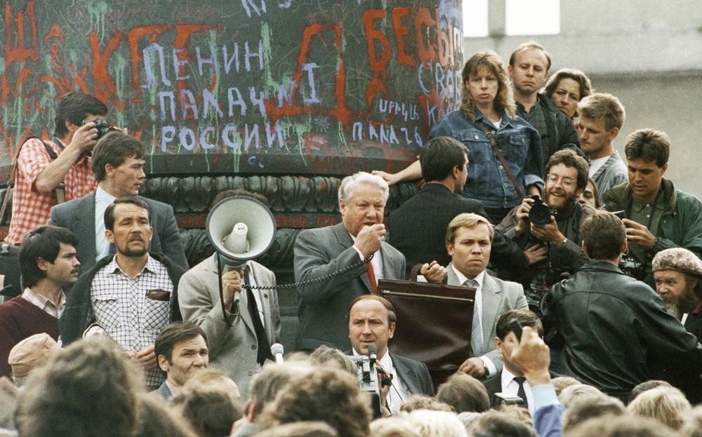 Борис Ельцин выступает у постамента памятника Дзержинскому, уже снесенному. Август 1993 года. Фото: РИА Новости