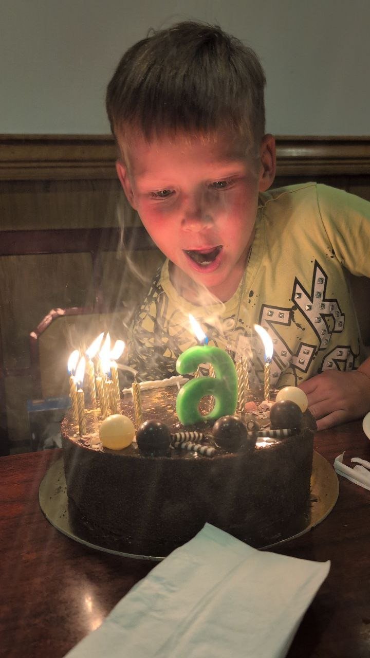 Марк, младший сын Михаила, празднует день рождения за границей. В тот же день впервые пошел в школу. Фото: архив