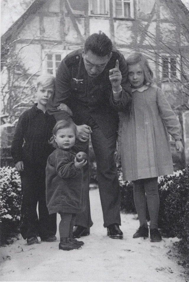 Курт Ройбер с детьми во время отпуска. Осень 1942 г. Самая маленькая — Уте. Из архива Уте Толкмит