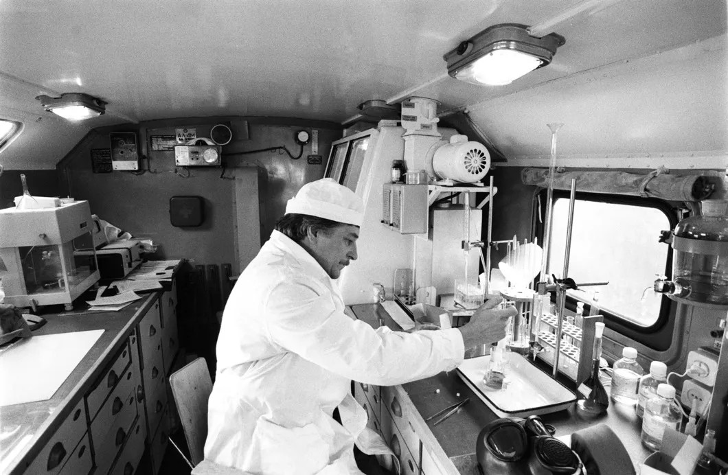 Химическая лаборатория подвижного комплекса по уничтожению химического оружия на военном объекте под Саратовом, 1987 год. Фото: РИА Новости
