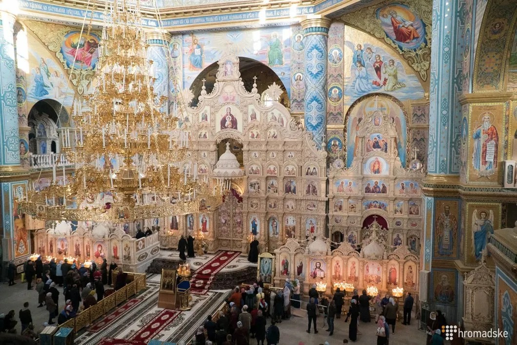 Верующие в главной церкви Почаевской лавры, Тернопольская область, 13 октября 2018 год. Фото: Александр Попенко / «Громадское»