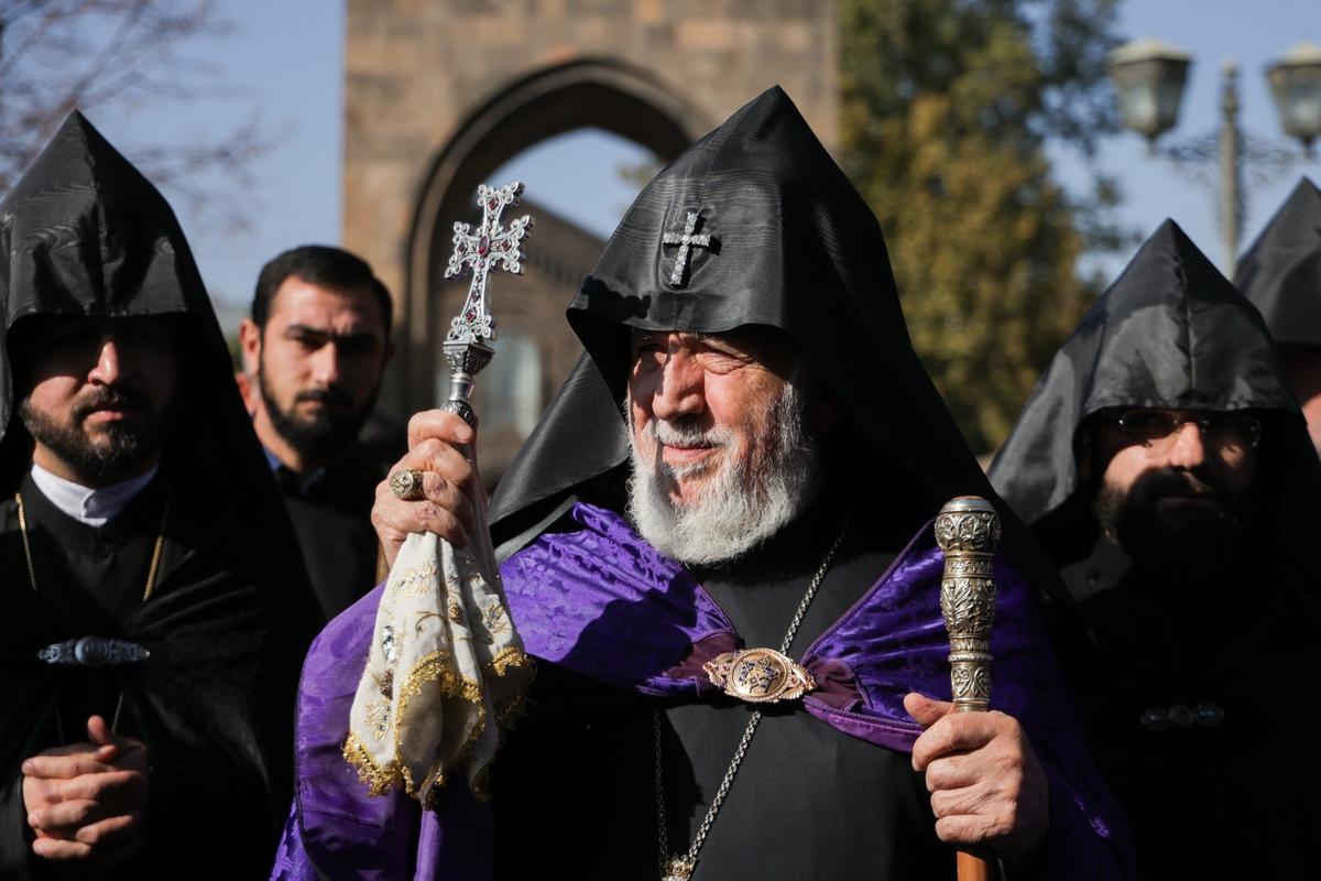 Гарегин II (в центре). Фото: Александр Патрин / ТАСС