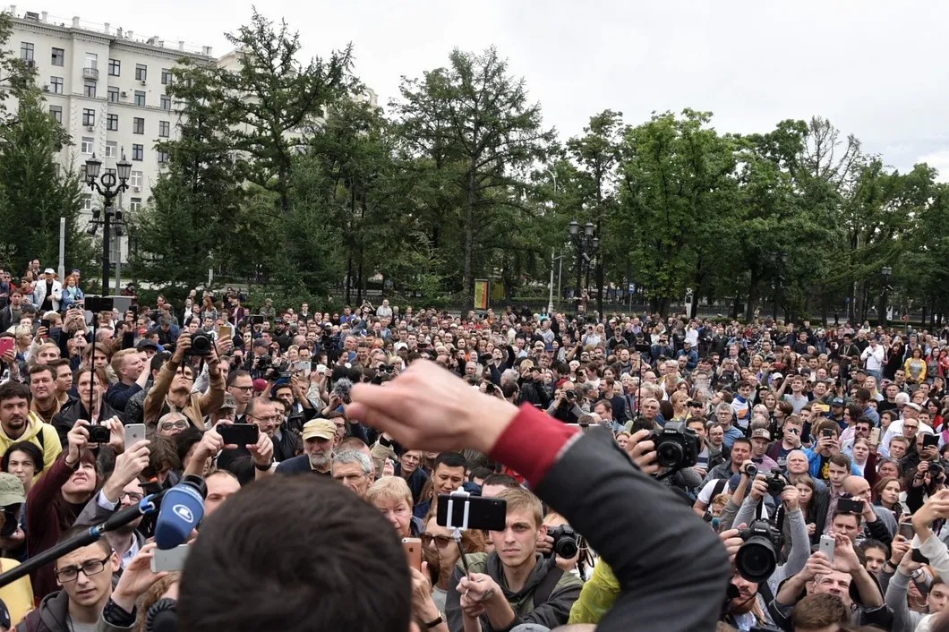 Илья Яшин на импровизированной сцене перед собравшимися на Новопушкинской площади. Фото: Виктория Одиссонова/ «Новая»