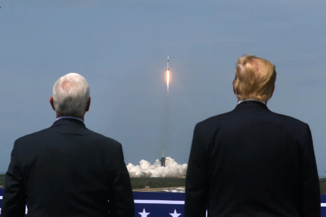 Пенс и Трамп наблюдают за полетом. Фото: Reuters