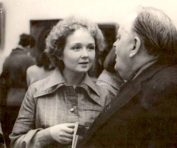 Ольга Мусакова в Русском музее вместе с научным руководителем М.О. Малышевым. 1980 г. Фото из личного архива