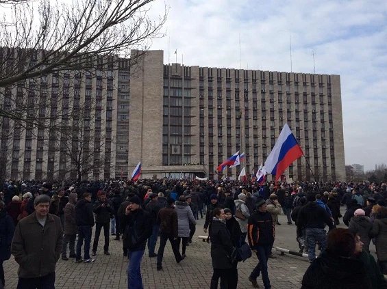 Площадь в административном центре Донецка 1 марта 2014 года. Фото: Ольга Мусафирова / «Новая газета»