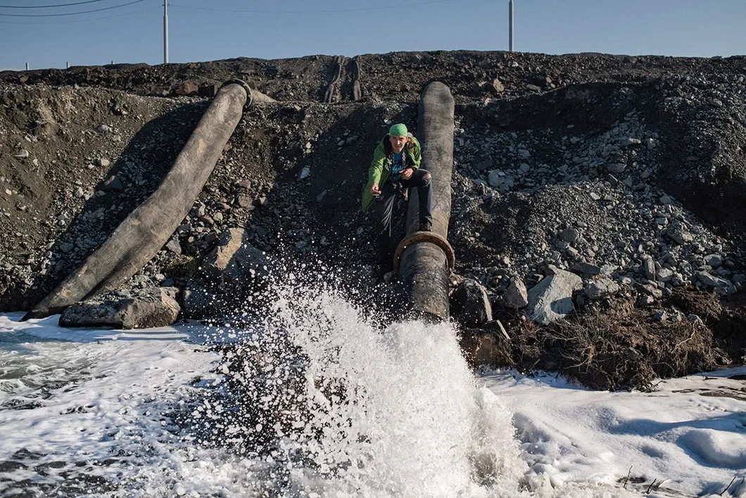 Waste materials being dumped out of the Talnakh Enrichment Factory tailings pond. June 28, 2020, 8 AM. Photo: Yury Kozyerv, Novaya Gazeta