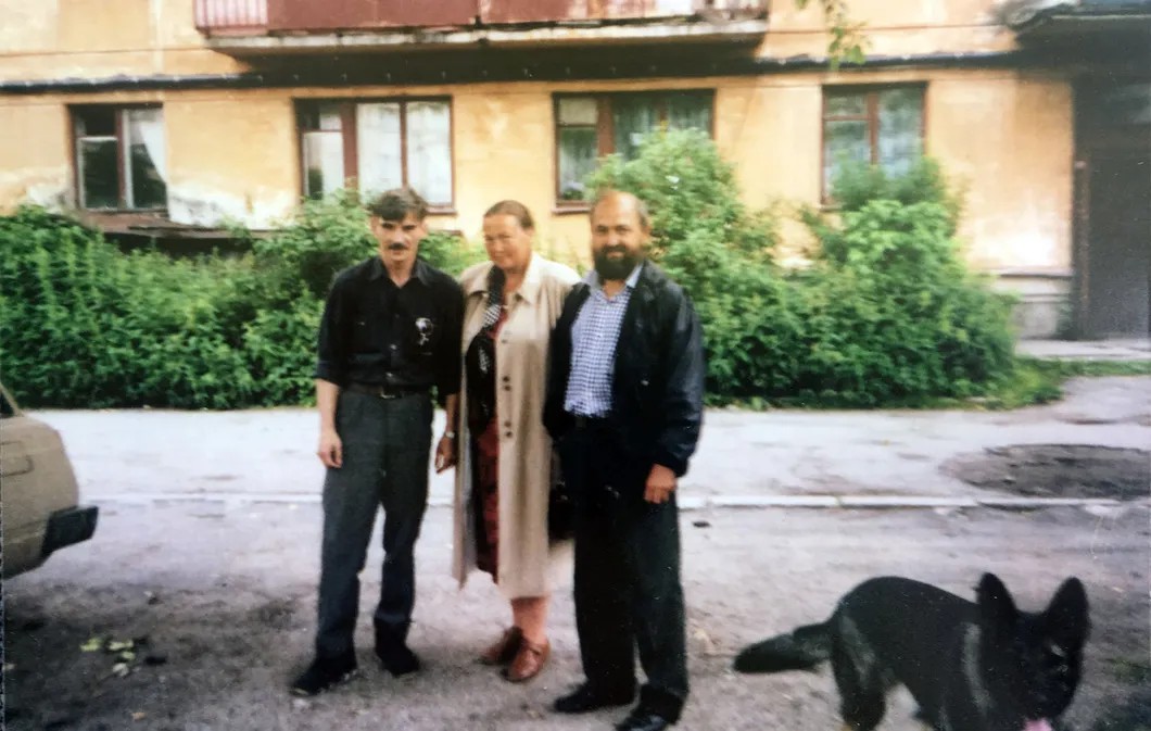 Юрий Дмитриев и супруги Поповы в год начала раскопок в Сандармохе. Фото из архива