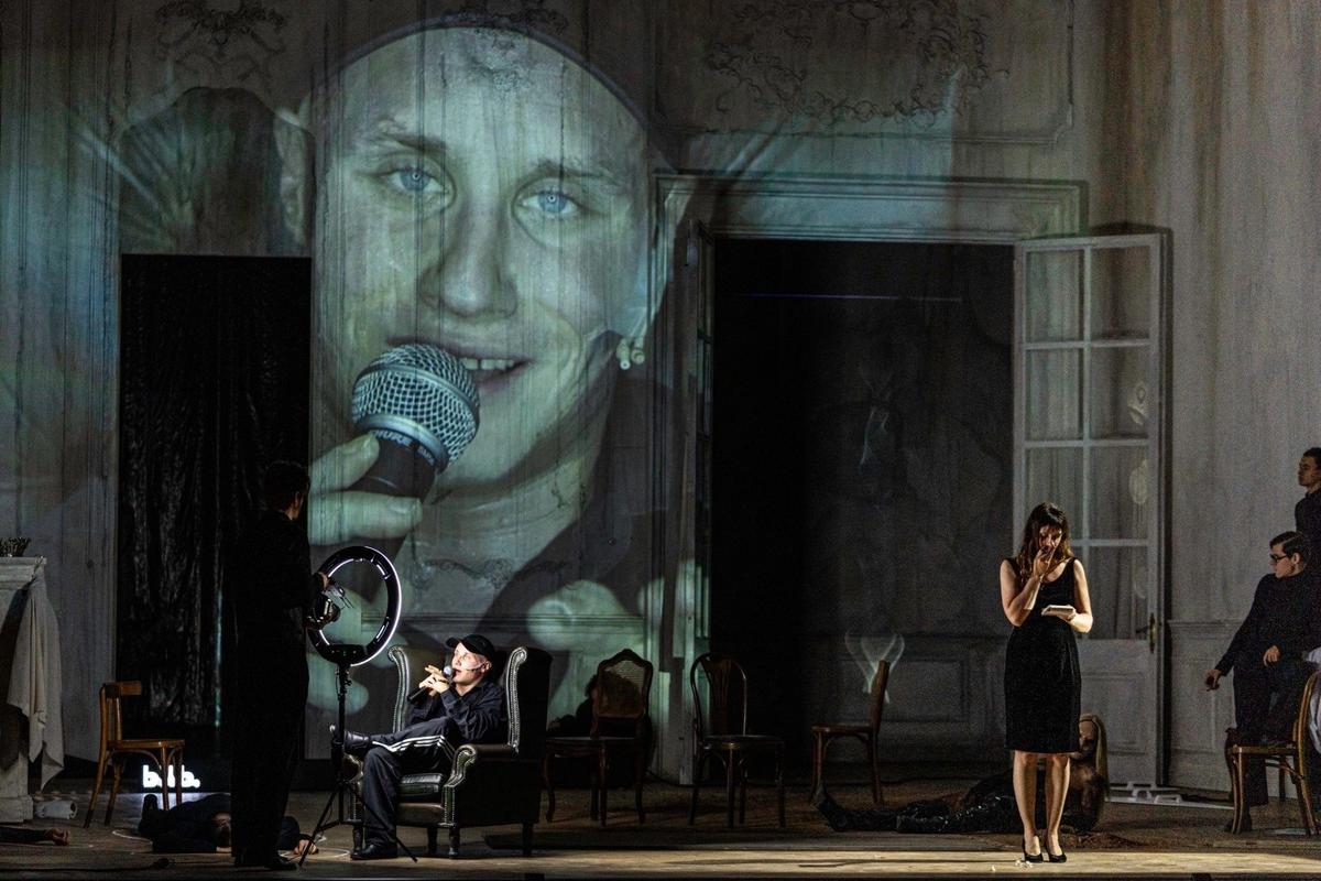 Сцена из спектакля Кирилла Серебренникова «Гамлет». Фото: соцсети Theatre Du Chatelet