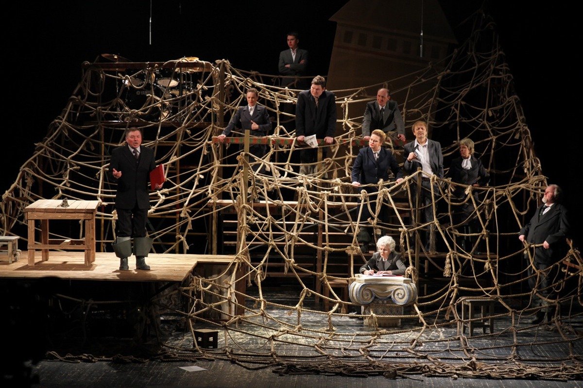 Сцена из спектакля «Геркулес и авгиевы конюшни». Фото: teatrkpo.ru