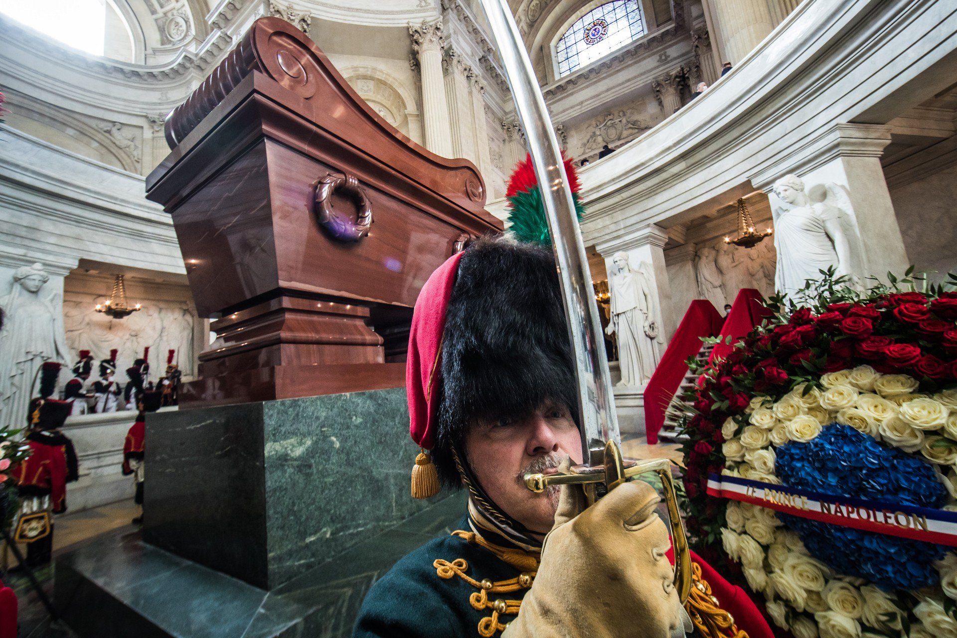 Реконструкторы в гусарской форме у могилы Наполеона во время церемонии. Фото: ЕРА