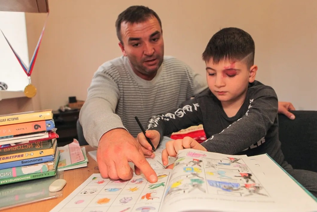 Ахмед Тарканов с сыном. Фото: Денис Абрамов, специально для «Новой»