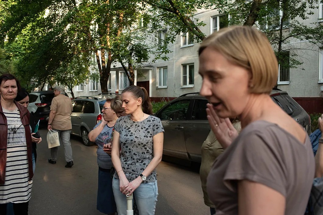 Жители дома №16 на улице Ращупкина, где на протяжении трех лет регулярно прорывает трубы с кипятком. Фото: Виктория Одиссонова / «Новая газета»
