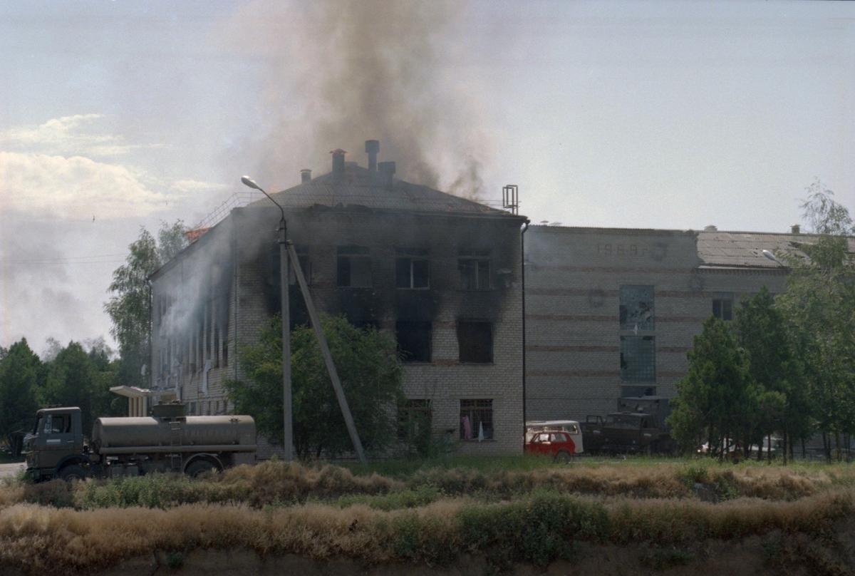 Больница, захваченной террористами. Фото: Сергей Величкин, Николай Малышев / Фотохроника ТАСС
