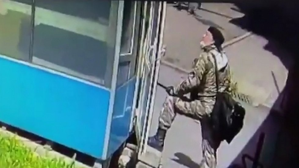 Руслан Исаев около будки охранника ЖК «Бухар Жырау тауэрс». Скриншот с видео
