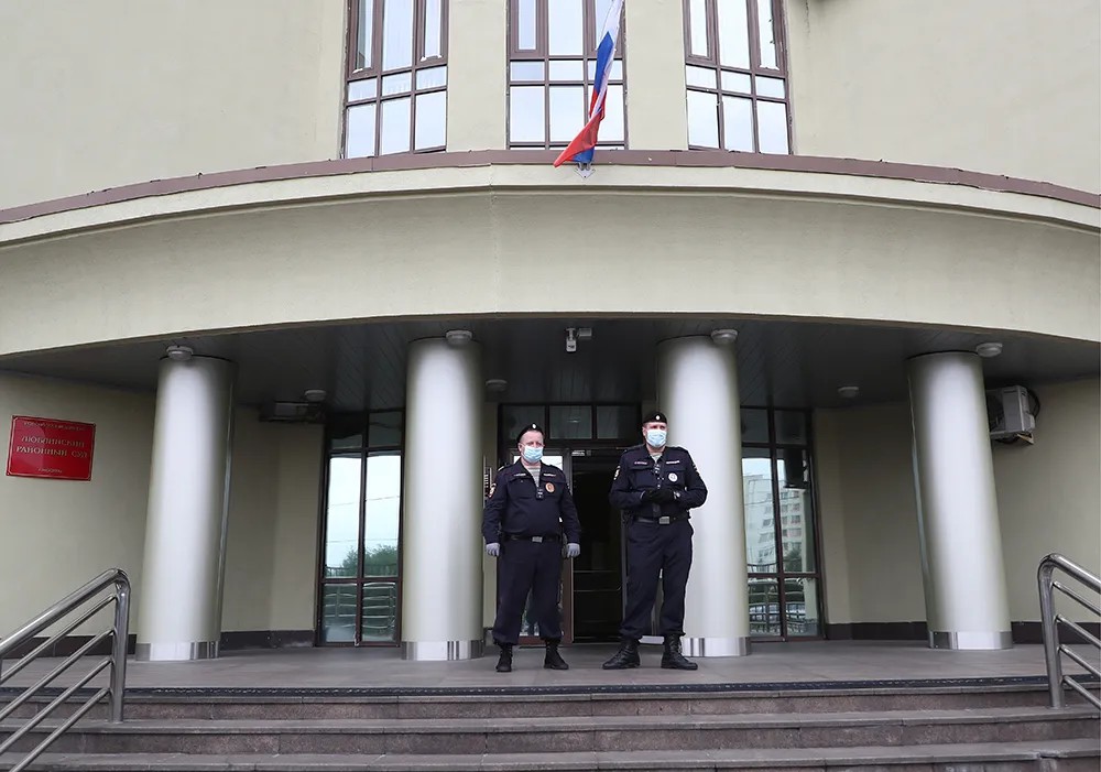 Сотрудники полиции перед зданием Люблинского районного суда. Фото: Антон Новодережкин / ТАСС