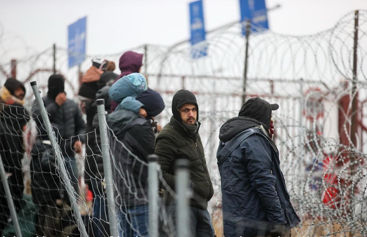 Беженцы на польской стороне у пункта пропуска «Кузница Белостокская». Фото: Леонид Щеглов / БелТА / ТАСС