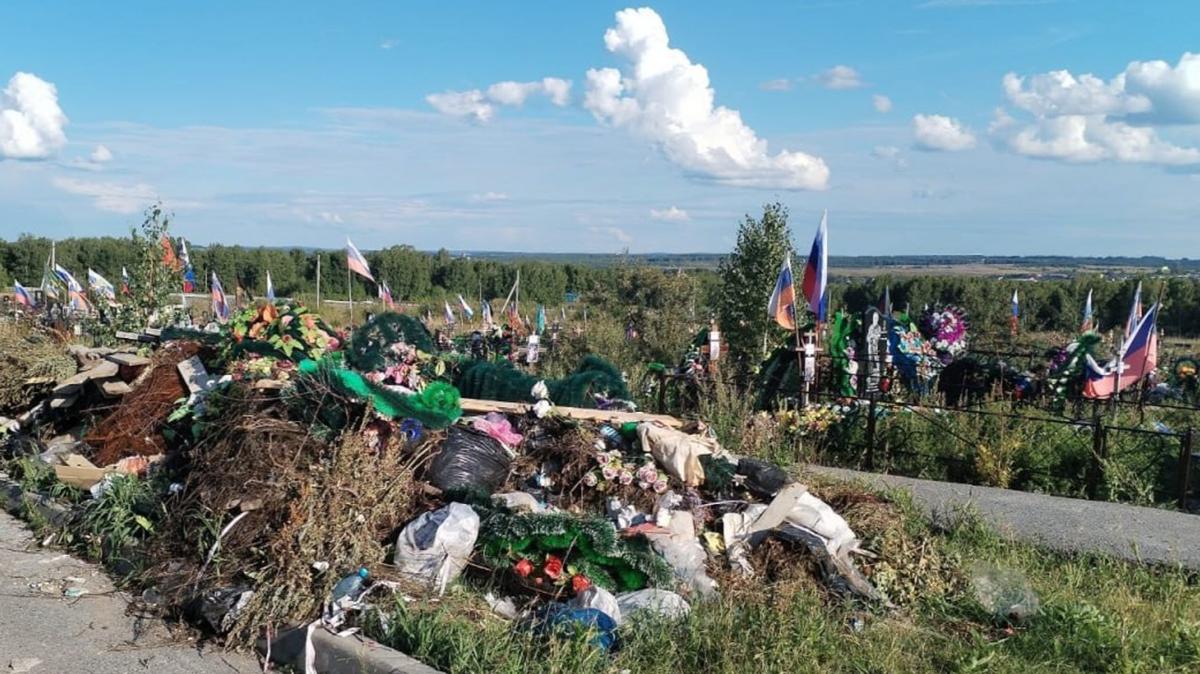 Ачинск, Красноярский край, городское кладбище, могилы участников СВО (с флагами) и мусор. Август 2025. Фото: прокуратура края