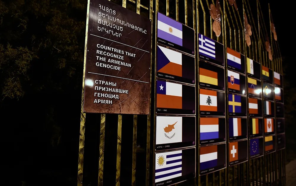 Таблички с флагами стран, признавших Геноцид армян в Османской империи 1915 года, в Ереване. Фото: РИА Новости