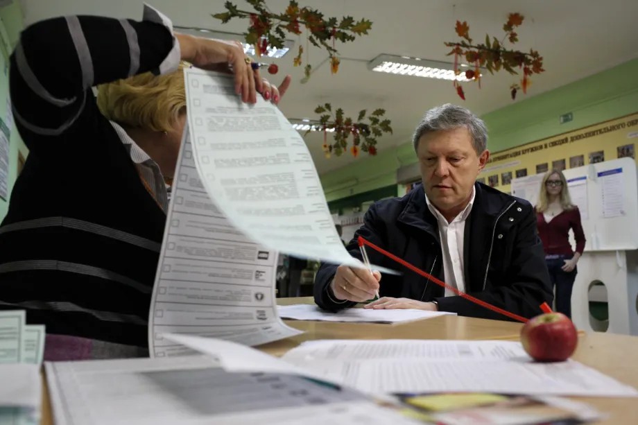 Лидер партии «Яблоко» Григорий Явлинский голосует. Фото: Анна Артемьева / «Новая газета»