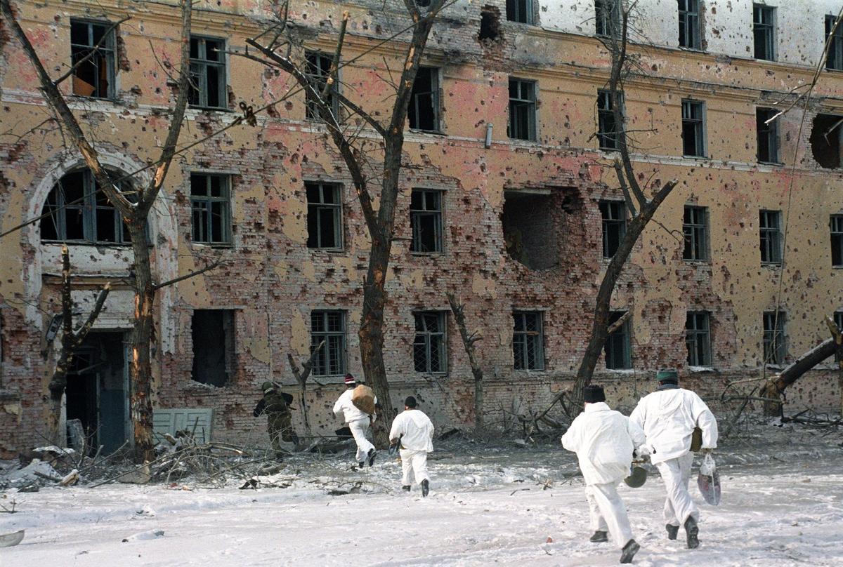 Война в Чечне. Грозный. Группа чеченских ополченцев меняет позицию во время уличного боя на улице Ленина. Фото: Анатолий Морковкин и Александр Неменов / ИТАР-ТАСС