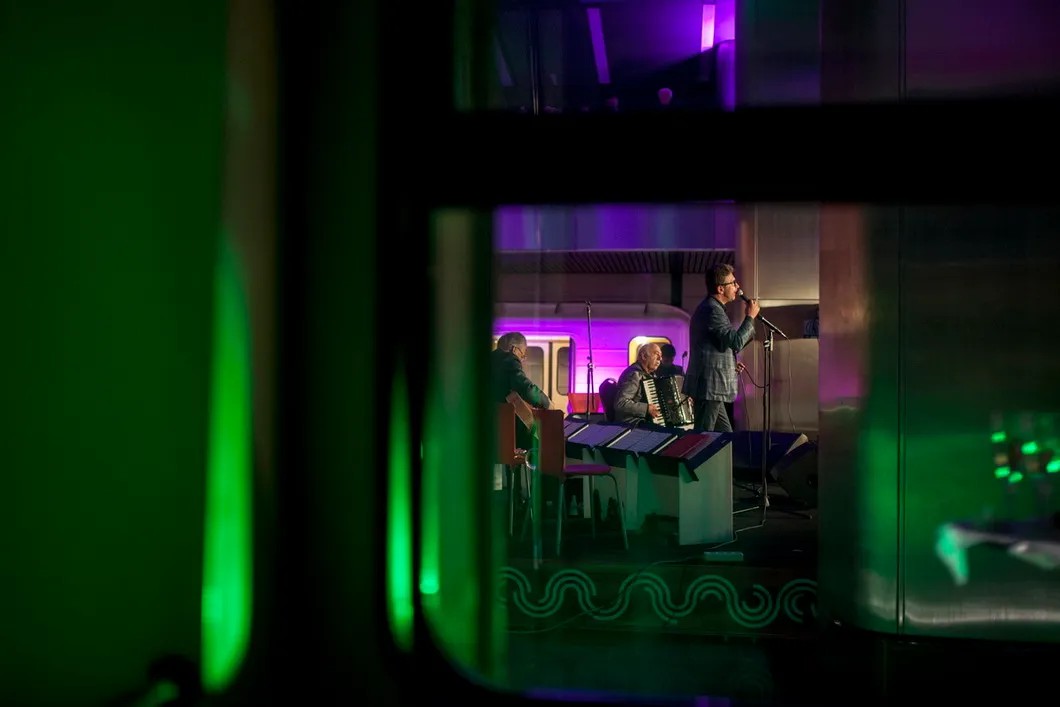 Выступление Валерия Сюткина на концерте «Джаз в метро». Фото: Влад Докшин / «Новая газета»