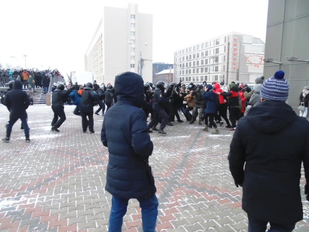Полиция с дубинками бросилась на молодежь на площади у мэрии Красноярска. Фото: Алексей Тарасов / «Новая газета»