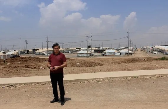 Профессор Ян Илхан Кизилхан в лагере беженцев Шариа под Дохуком, Северный Ирак. Фото из личного архива профессора Кизилхана