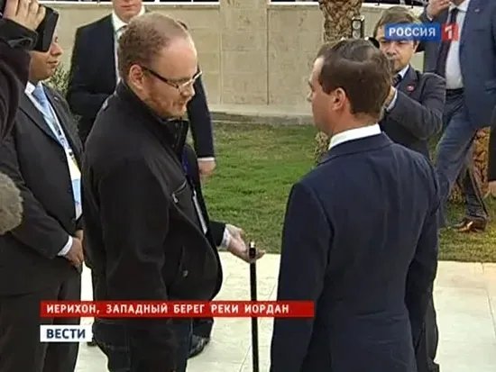Президент Дмитрий Медведев обещает журналисту Олегу Кашину контролировать ход уголовного дела о покушении. Кадр из телерепортажа